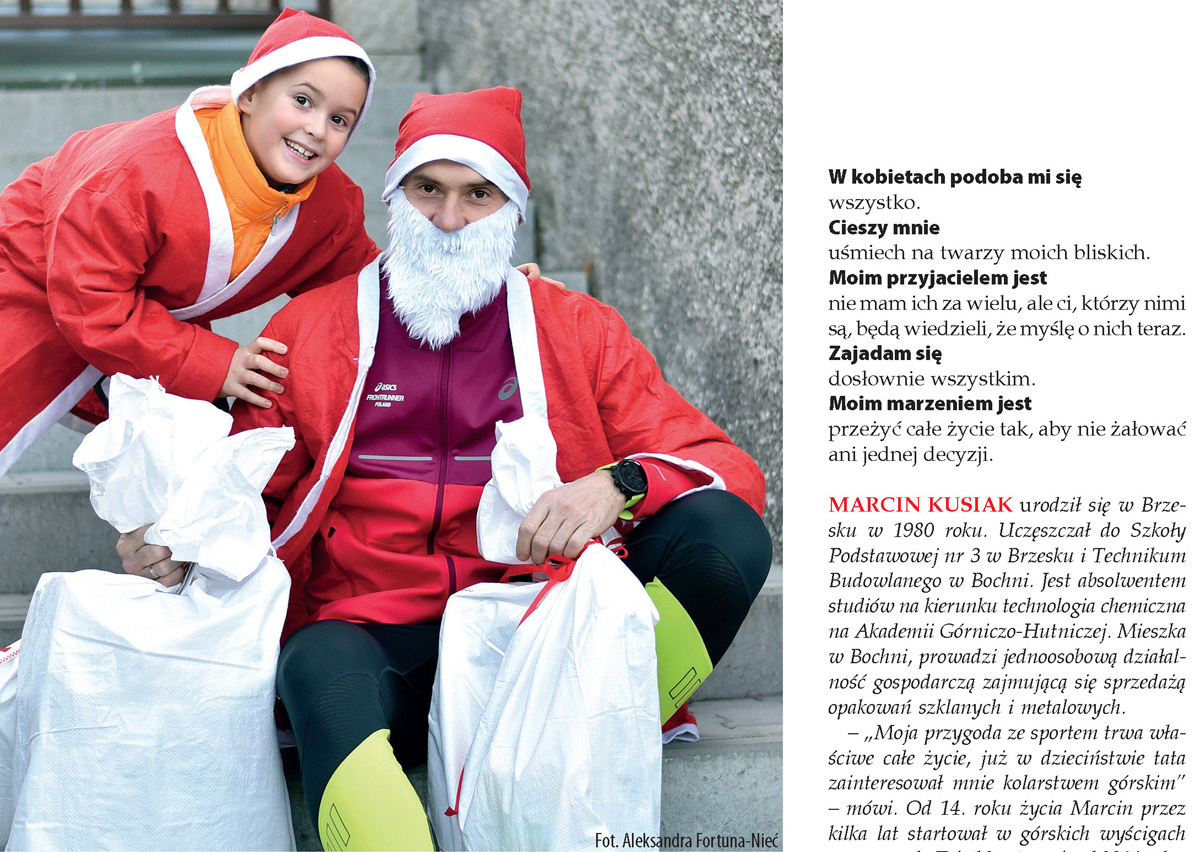 Strony z gazety, zdjęcie mężczyzny i chłopca w przebraniach Mikołajów. 