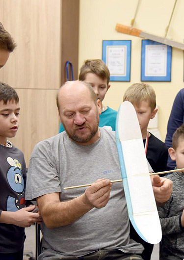 Zdjęcie przedstawiające Grzegorza Datę z uczniami