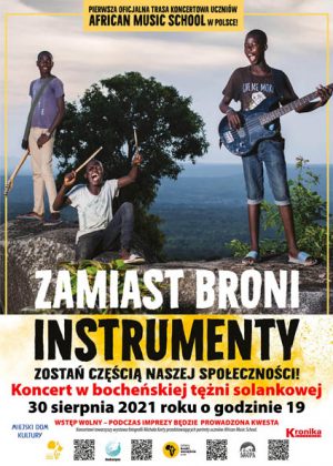 Plakat informujący o koncercie z cyklu "Zamiast broni instrumenty" , który odbędzie się 30 sierpnia 2021 roku o godzinie 19 w bocheńskiej tężni solankowej